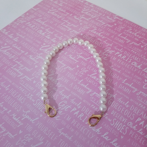 Faux pearl chain, hand/wristlet length. - Picture 4 of 6